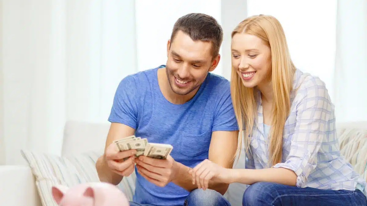 msn-couple-saving-money